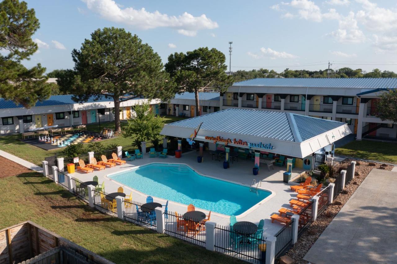 Hotel Mccoy - Art, Libations, Pool Society College Station Dış mekan fotoğraf