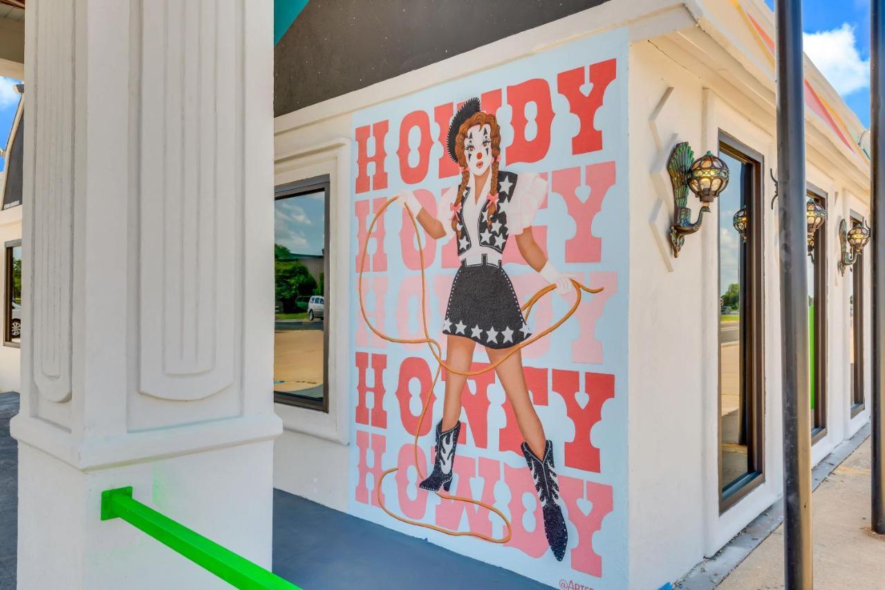 Hotel Mccoy - Art, Libations, Pool Society College Station Dış mekan fotoğraf